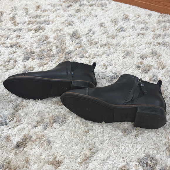 Toms Reese Black Waxy Leather Ankle Booties - Picture 7 of 7